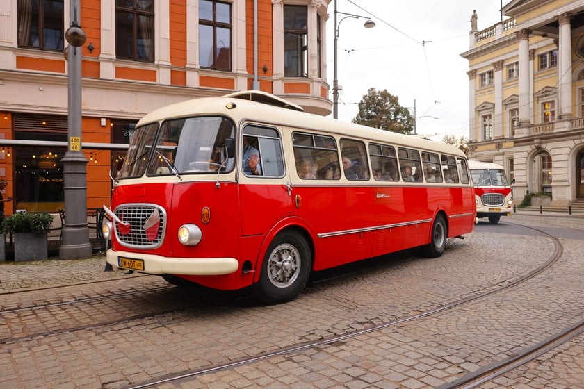 Zabytkowe tramwaje i autobusy podczas wielkie parady we Wrocławiu, 27.09.2025 r.