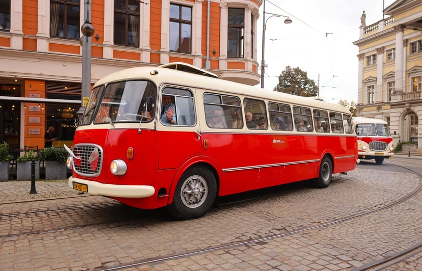 Zabytkowe tramwaje i autobusy podczas wielkie parady we Wrocławiu, 27.09.2025 r.