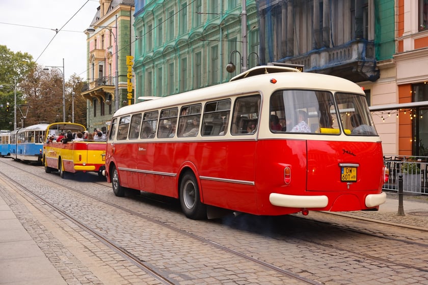 Zabytkowe tramwaje i autobusy podczas wielkie parady we Wrocławiu, 27.09.2025 r.