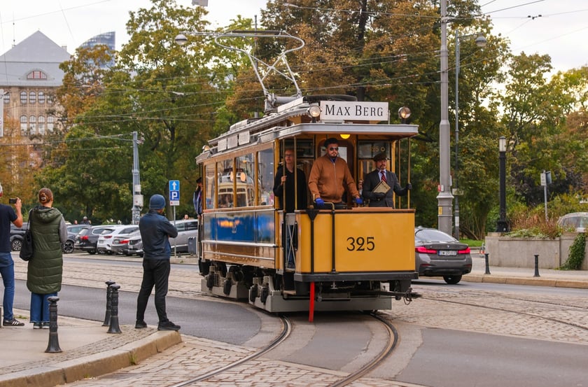 Zabytkowe tramwaje i autobusy podczas wielkie parady we Wrocławiu, 27.09.2025 r.