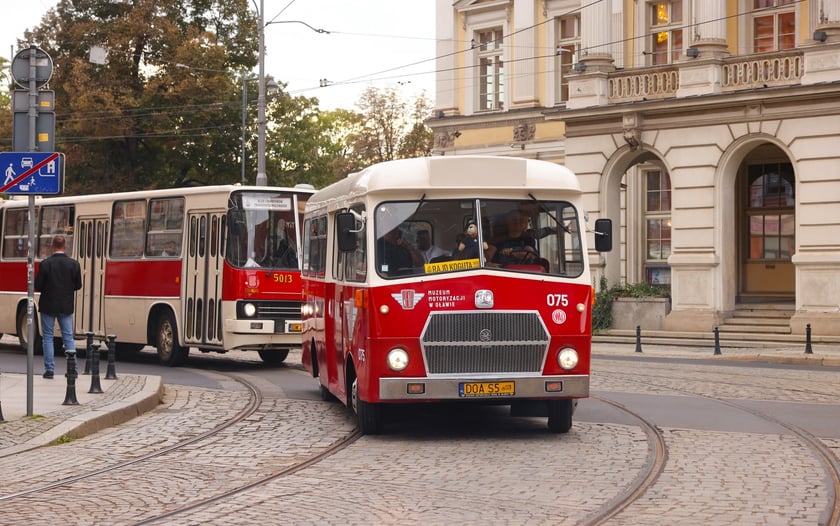 Zabytkowe tramwaje i autobusy podczas wielkie parady we Wrocławiu, 27.09.2025 r.