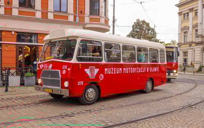 Zabytkowe tramwaje i autobusy podczas wielkie parady we Wrocławiu, 27.09.2025 r.