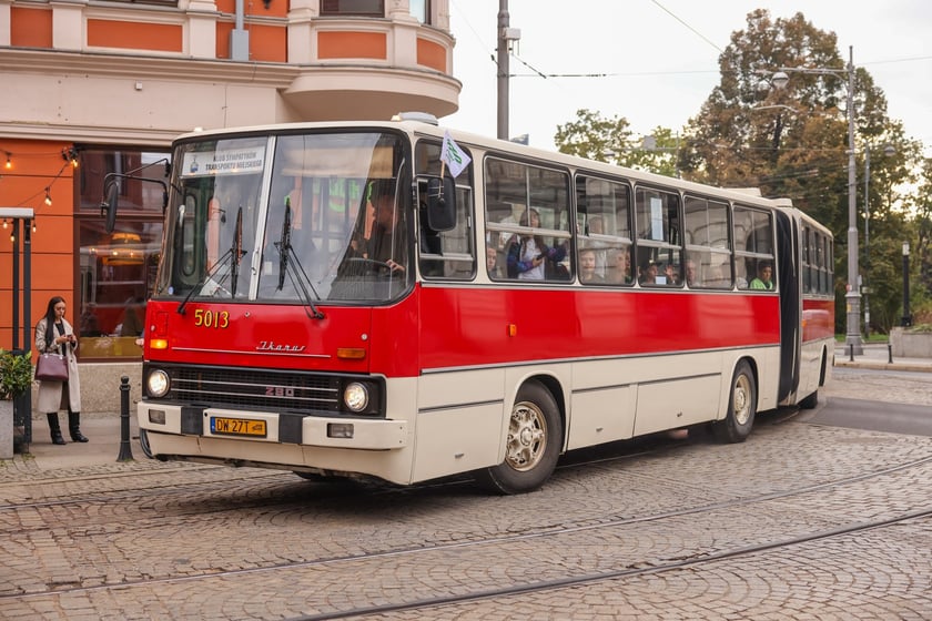 Zabytkowe tramwaje i autobusy podczas wielkie parady we Wrocławiu, 27.09.2025 r.