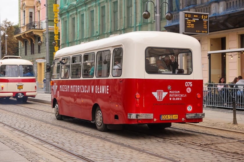 Zabytkowe tramwaje i autobusy podczas wielkie parady we Wrocławiu, 27.09.2025 r.