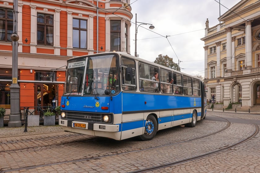 Zabytkowe tramwaje i autobusy podczas wielkie parady we Wrocławiu, 27.09.2025 r.