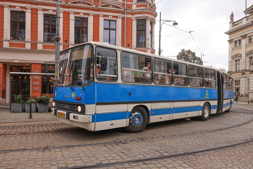 Zabytkowe tramwaje i autobusy podczas wielkie parady we Wrocławiu, 27.09.2025 r.