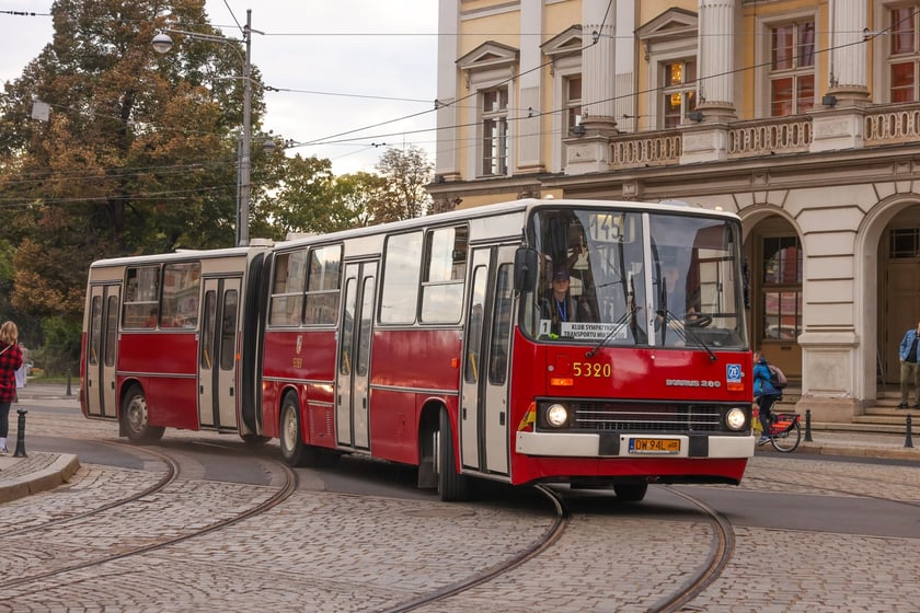 Zabytkowe tramwaje i autobusy podczas wielkie parady we Wrocławiu, 27.09.2025 r.
