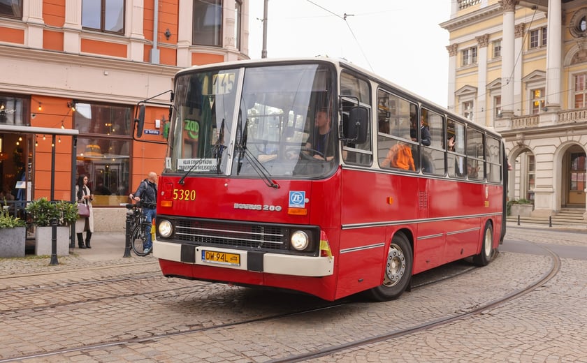 Zabytkowe tramwaje i autobusy podczas wielkie parady we Wrocławiu, 27.09.2025 r.