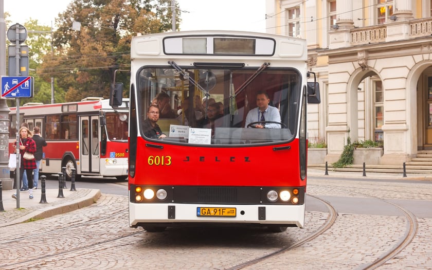 Zabytkowe tramwaje i autobusy podczas wielkie parady we Wrocławiu, 27.09.2025 r.