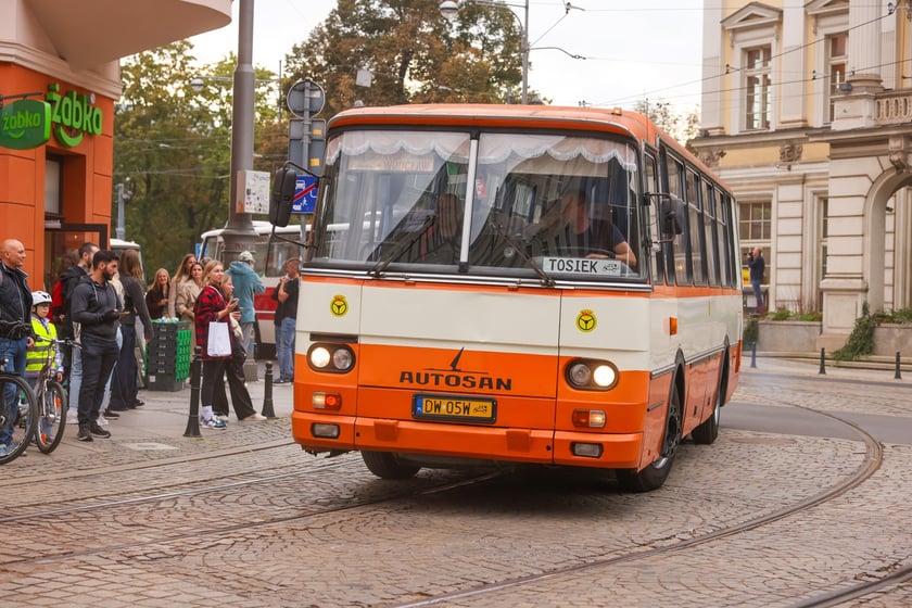 Zabytkowe tramwaje i autobusy podczas wielkie parady we Wrocławiu, 27.09.2025 r.