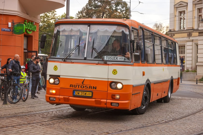 Zabytkowe tramwaje i autobusy podczas wielkie parady we Wrocławiu, 27.09.2025 r.