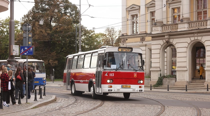 Zabytkowe tramwaje i autobusy podczas wielkie parady we Wrocławiu, 27.09.2025 r.