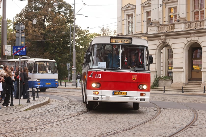 Zabytkowe tramwaje i autobusy podczas wielkie parady we Wrocławiu, 27.09.2025 r.