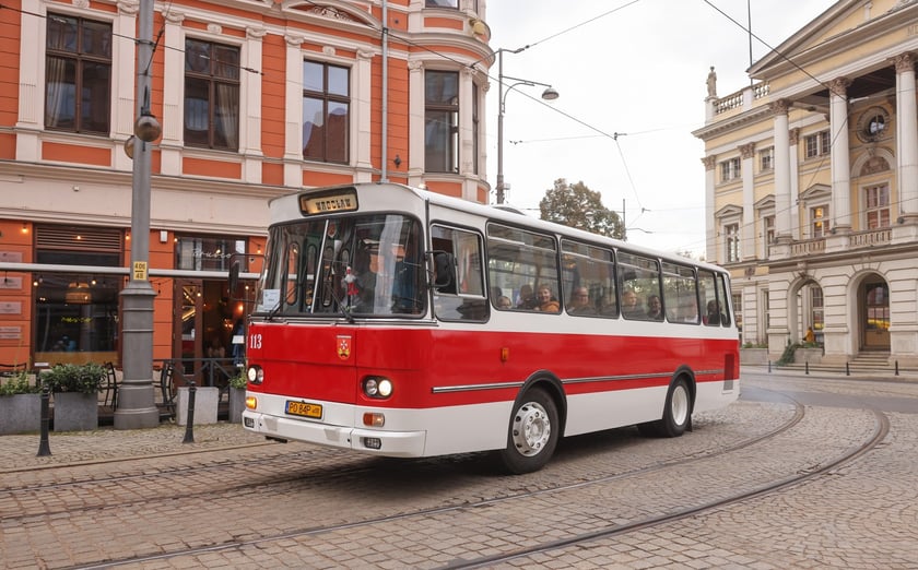 Zabytkowe tramwaje i autobusy podczas wielkie parady we Wrocławiu, 27.09.2025 r.