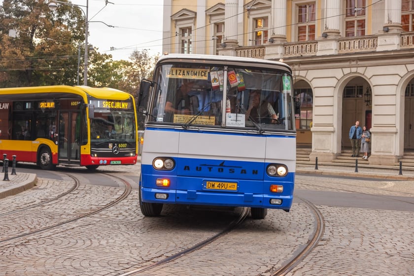 Zabytkowe tramwaje i autobusy podczas wielkie parady we Wrocławiu, 27.09.2025 r.