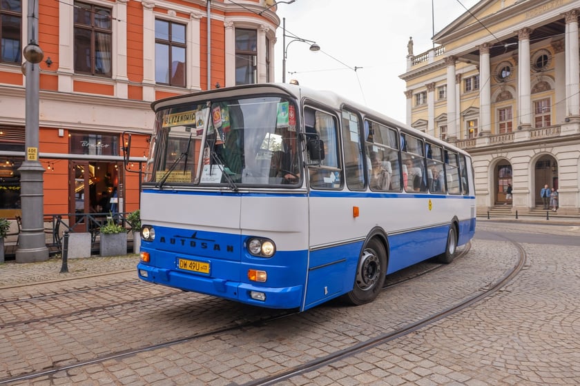 Zabytkowe tramwaje i autobusy podczas wielkie parady we Wrocławiu, 27.09.2025 r.