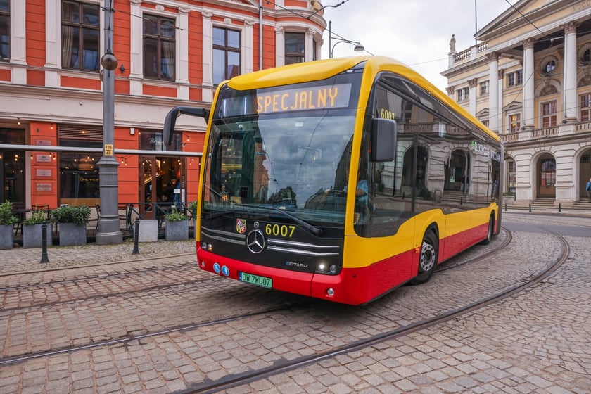 Zabytkowe tramwaje i autobusy podczas wielkie parady we Wrocławiu, 27.09.2025 r.