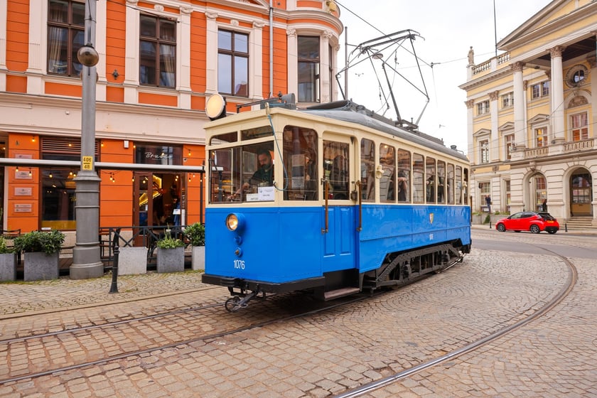 Zabytkowe tramwaje i autobusy podczas wielkie parady we Wrocławiu, 27.09.2025 r.