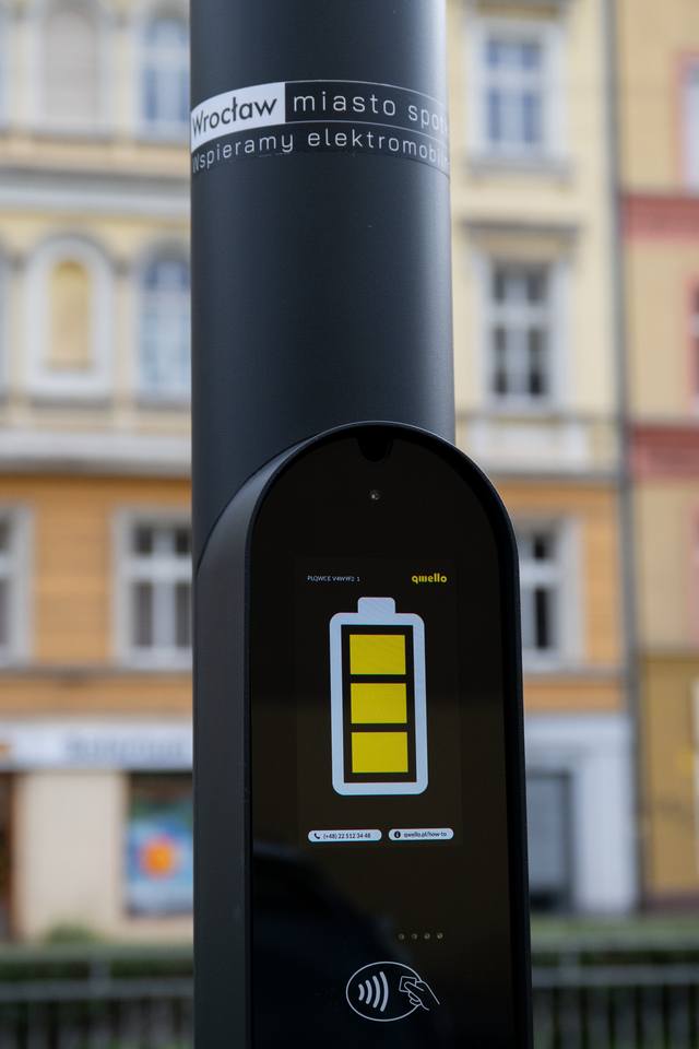 Stacja ładowania przy skrzyżowaniu Kniaziewicza i Pułaskiego