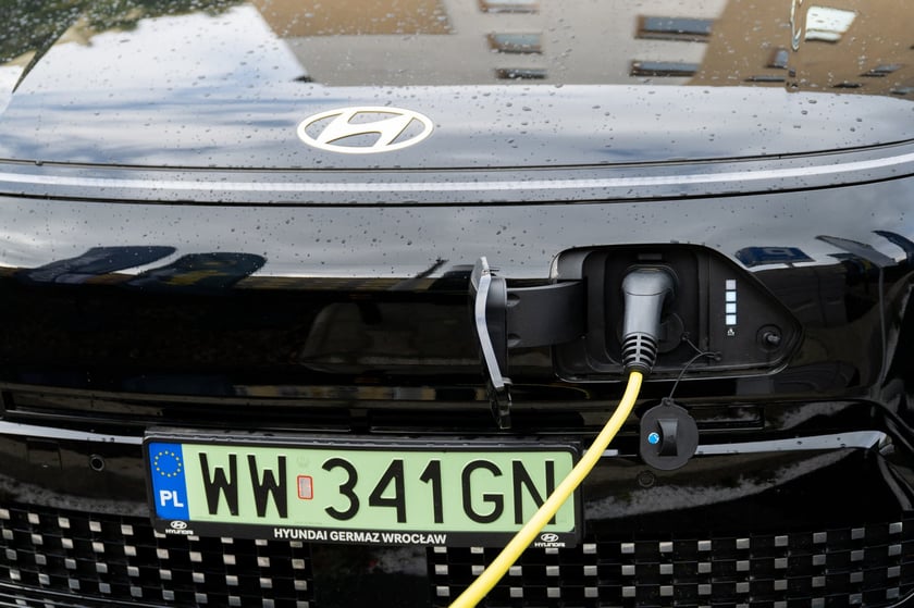 Stacja ładowania przy skrzyżowaniu Kniaziewicza i Pułaskiego