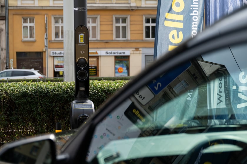 Stacja ładowania przy skrzyżowaniu Kniaziewicza i Pułaskiego