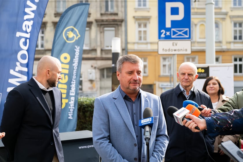 Dyrektor Departamentu Infrastruktury i Transportu Urzędu Miejskiego Wrocławia, Sławomir Goncarz, pprzy stacji ładowania przy skrzyżowaniu Kniaziewicza i Pułaskiego