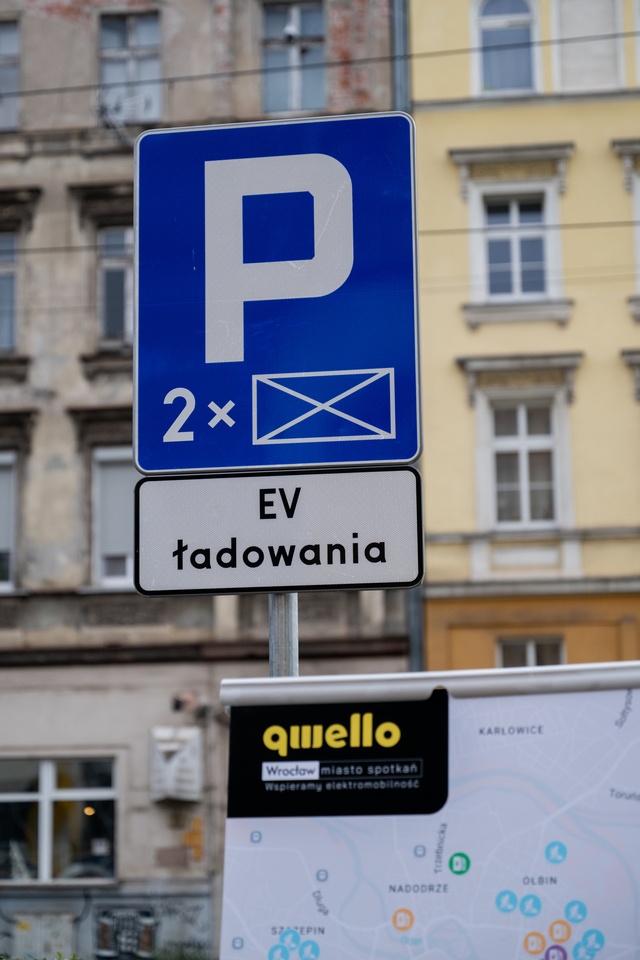 Stacja ładowania przy skrzyżowaniu Kniaziewicza i Pułaskiego