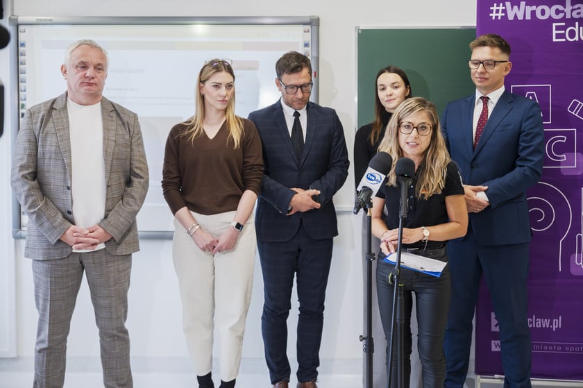 Program „Zdalny psycholog”, konferencja prasowa - 03.10.2025. Na zdjęciu: Monika Dubec z Biura Prasowego UMW oraz uczestnicy konferencji