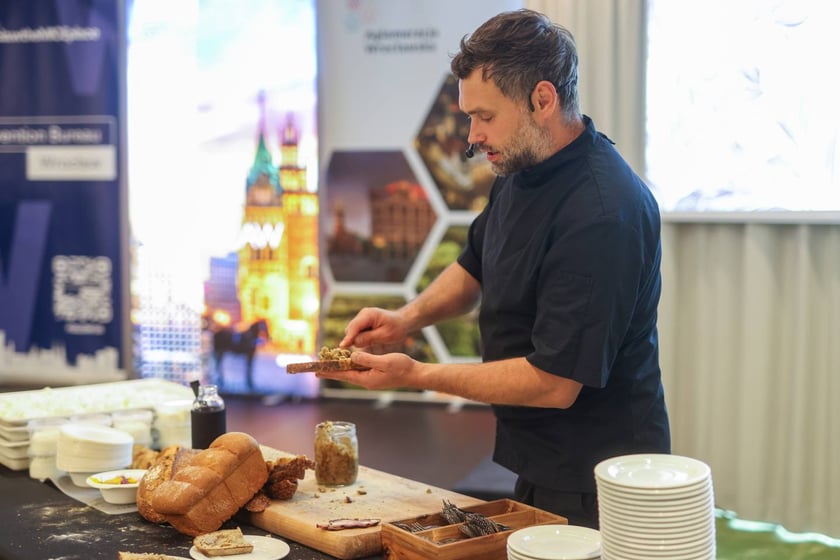 Na zdjęciach IV edycja programu &bdquo;Od pola na wrocławski st&oacute;ł&rdquo; we wrocławskim Novotelu