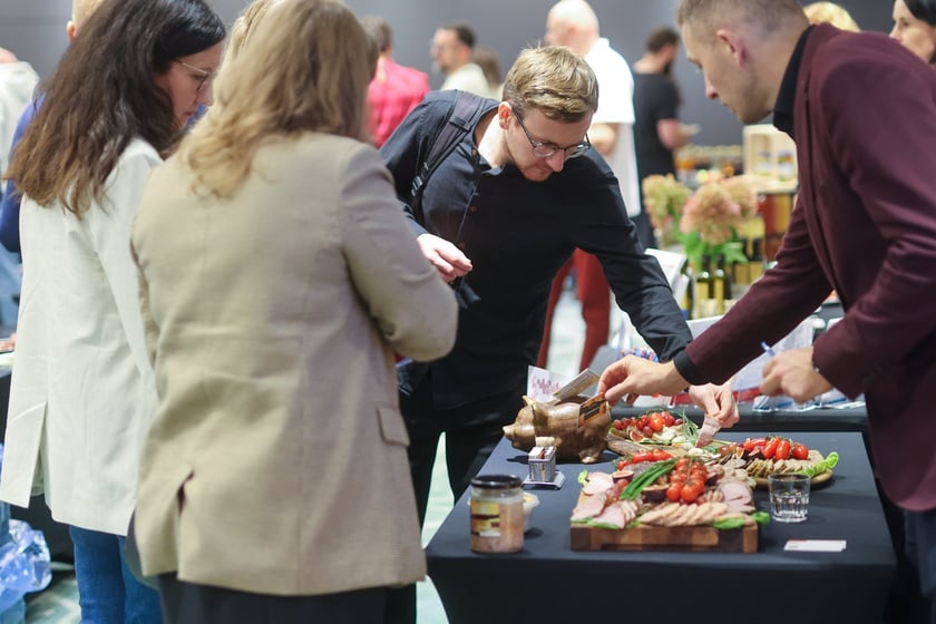 Na zdjęciach IV edycja programu &bdquo;Od pola na wrocławski st&oacute;ł&rdquo; we wrocławskim Novotelu