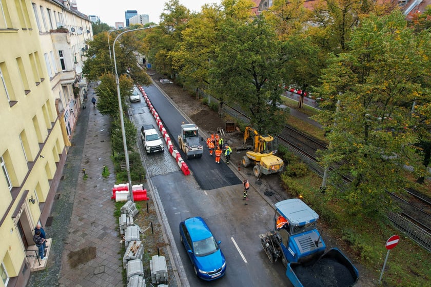 Przebudowa Powstańców Śląskich z drona (9 października 2025). Widać asfaltową nawierzchnię na pasach lewych i brukową na prawych