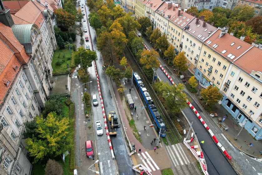 Przebudowa Powstańców Śląskich z drona (9 października 2025). Widać asfaltową nawierzchnię na pasach lewych i brukową na prawych