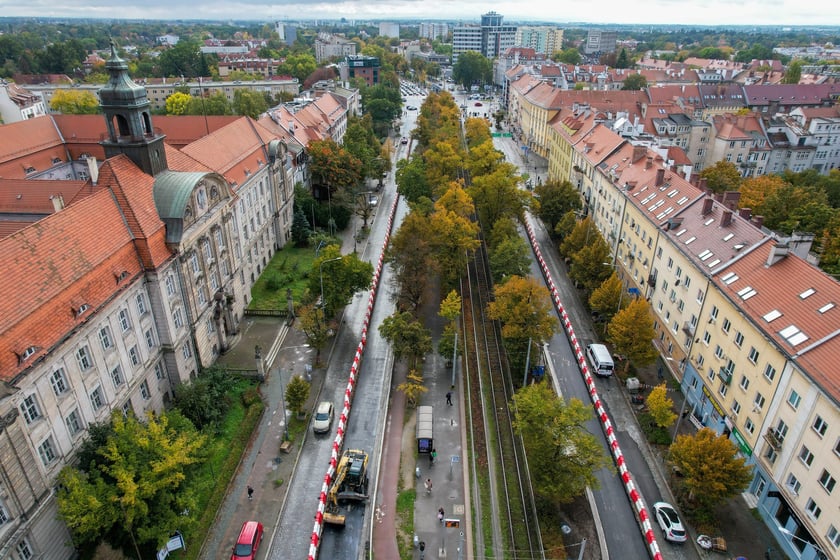 Przebudowa Powstańców Śląskich z drona (9 października 2025). Widać asfaltową nawierzchnię na pasach lewych i brukową na prawych