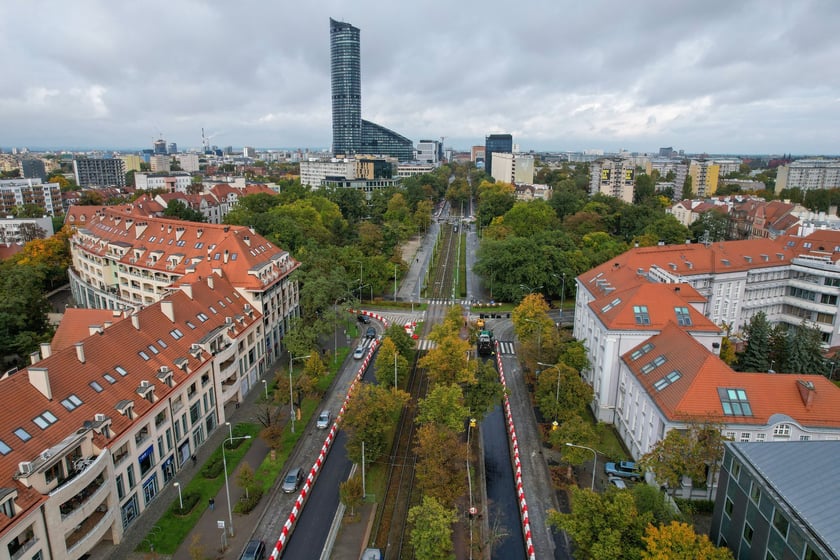 Przebudowa Powstańców Śląskich z drona (9 października 2025). Widać asfaltową nawierzchnię na pasach lewych i brukową na prawych