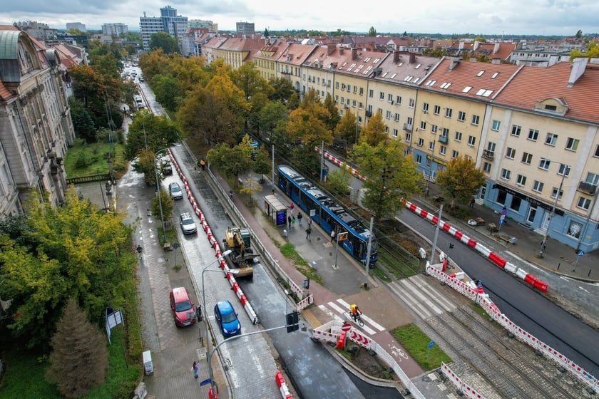 Przebudowa Powstańców Śląskich z drona (9 października 2025). Widać asfaltową nawierzchnię na pasach lewych i brukową na prawych