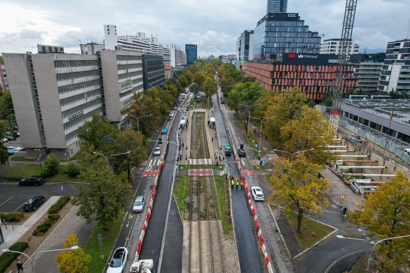 Przebudowa Powstańców Śląskich z drona (9 października 2025). Widać asfaltową nawierzchnię na pasach lewych i brukową na prawych
