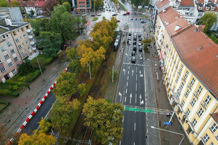 Przebudowa Powstańców Śląskich z drona (9 października 2025). Widać asfaltową nawierzchnię na pasach lewych i brukową na prawych