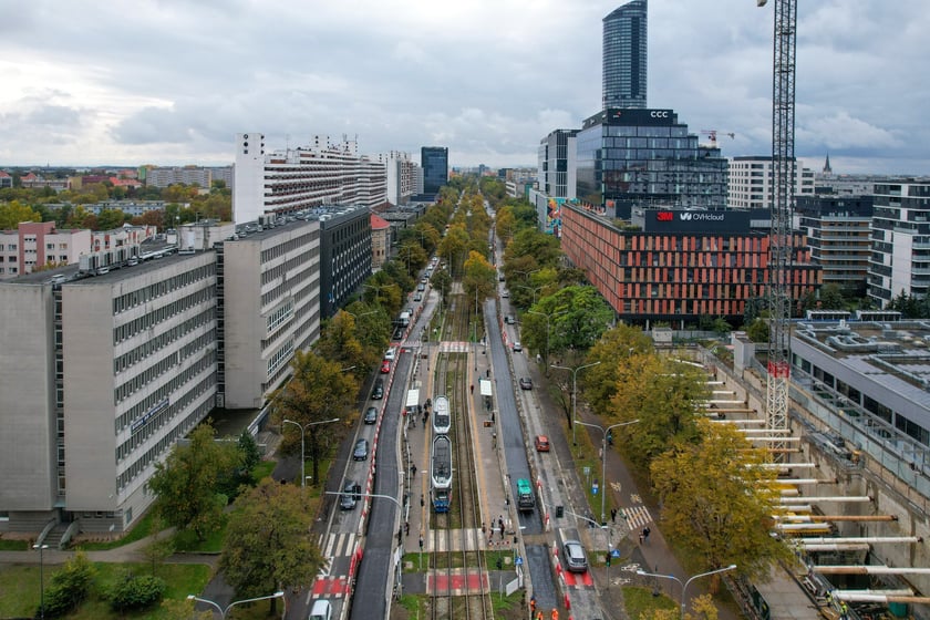 Przebudowa Powstańców Śląskich z drona (9 października 2025). Widać asfaltową nawierzchnię na pasach lewych i brukową na prawych