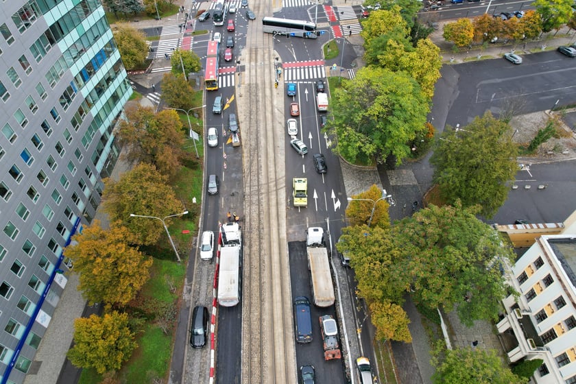 Przebudowa Powstańców Śląskich z drona (9 października 2025). Widać asfaltową nawierzchnię na pasach lewych i brukową na prawych