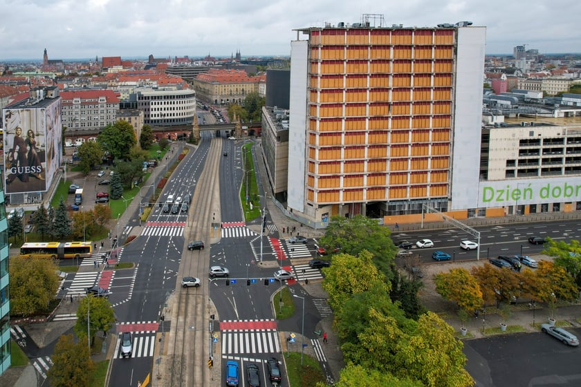 Przebudowa Powstańców Śląskich z drona (9 października 2025). Widać asfaltową nawierzchnię na pasach lewych i brukową na prawych
