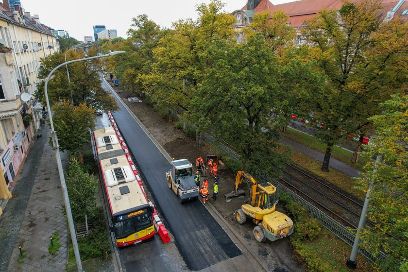 Przebudowa Powstańców Śląskich z drona (9 października 2025). Widać asfaltową nawierzchnię na pasach lewych i brukową na prawych