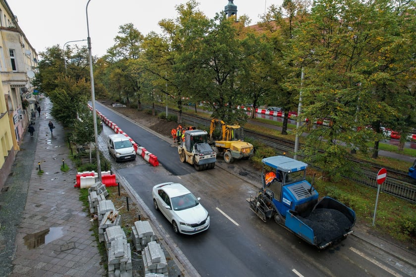 Przebudowa Powstańców Śląskich z drona (9 października 2025). Widać asfaltową nawierzchnię na pasach lewych i brukową na prawych