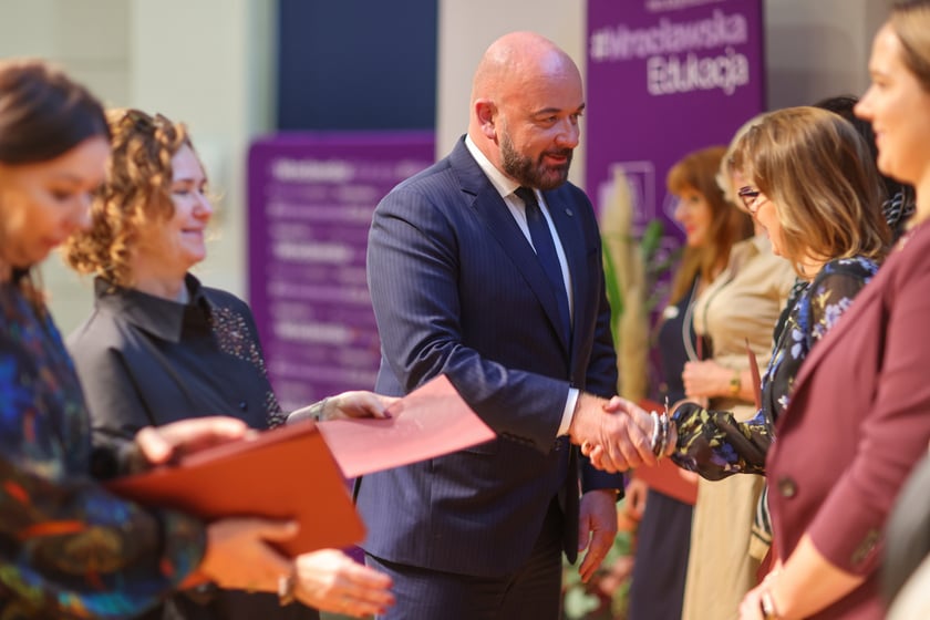 Dzień Edukacji Narodowej. Wręczenie Nagród Prezydenta Wrocławia nauczycielom wrocławskich szkół i przedszkoli