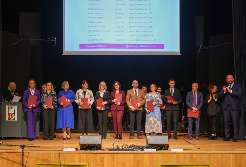 Dzień Edukacji Narodowej. Wręczenie Nagród Prezydenta Wrocławia nauczycielom wrocławskich szkół i przedszkoli