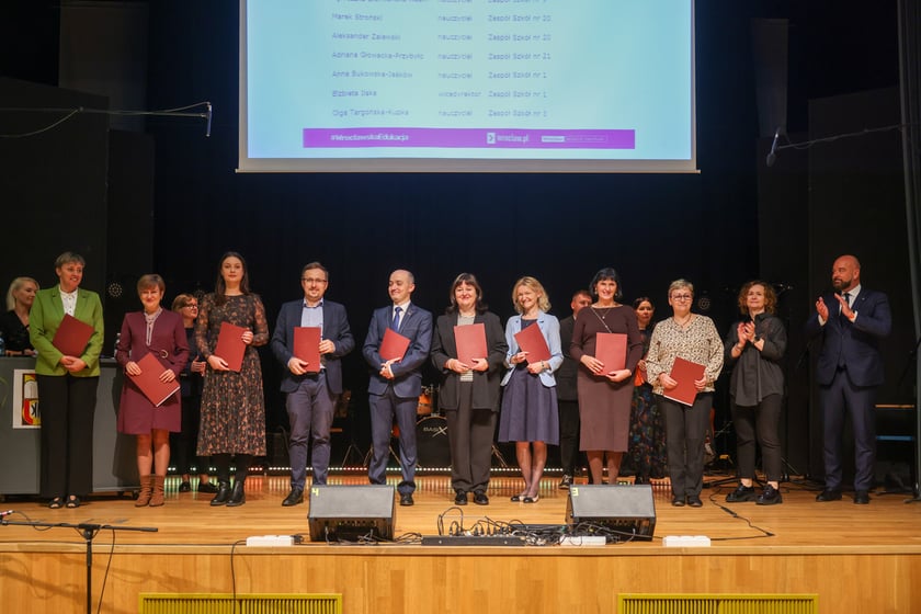 Dzień Edukacji Narodowej. Wręczenie Nagród Prezydenta Wrocławia nauczycielom wrocławskich szkół i przedszkoli