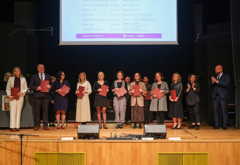 Dzień Edukacji Narodowej. Wręczenie Nagród Prezydenta Wrocławia nauczycielom wrocławskich szkół i przedszkoli