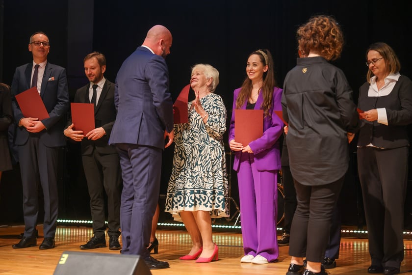 Dzień Edukacji Narodowej. Wręczenie Nagród Prezydenta Wrocławia nauczycielom wrocławskich szkół i przedszkoli