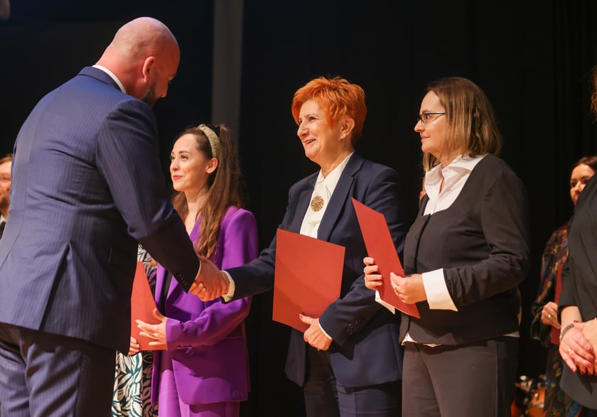 Dzień Edukacji Narodowej. Wręczenie Nagród Prezydenta Wrocławia nauczycielom wrocławskich szkół i przedszkoli