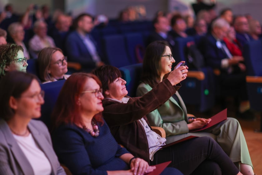 Dzień Edukacji Narodowej. Wręczenie Nagród Prezydenta Wrocławia nauczycielom wrocławskich szkół i przedszkoli