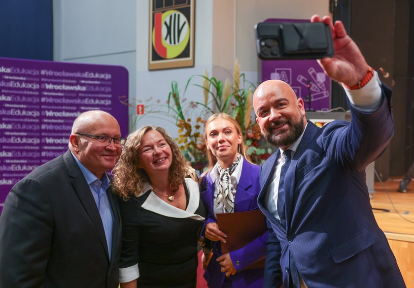 Dzień Edukacji Narodowej. Wręczenie Nagród Prezydenta Wrocławia nauczycielom wrocławskich szkół i przedszkoli